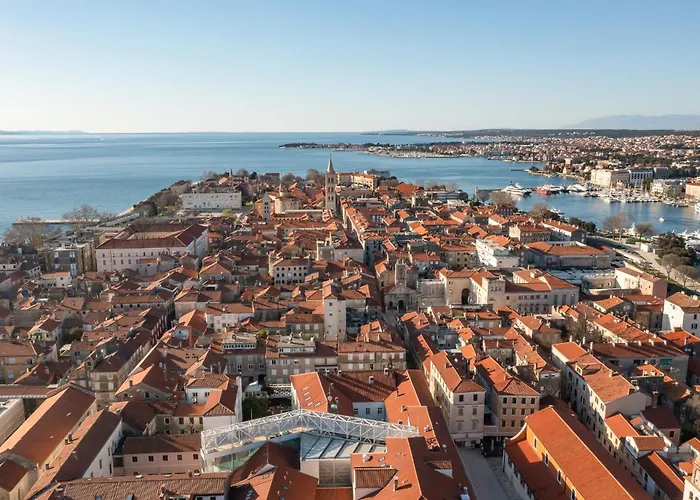 Beigestone Luxury Center By Belmont Realty *