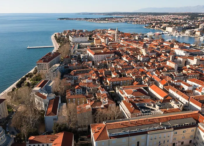 Beigestone Luxury Center By Belmont Realty *