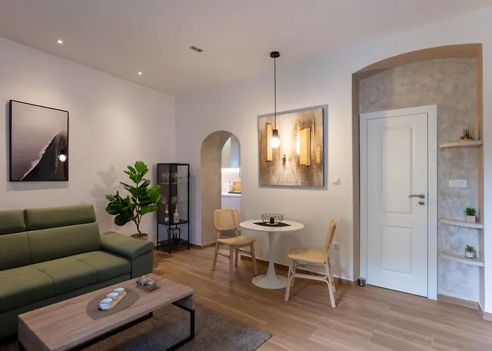 Beigestone Luxury Center By Belmont Realty *